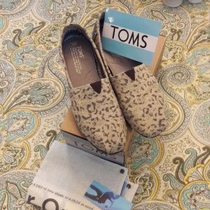 NWB Toms classic snow leopard size 7
